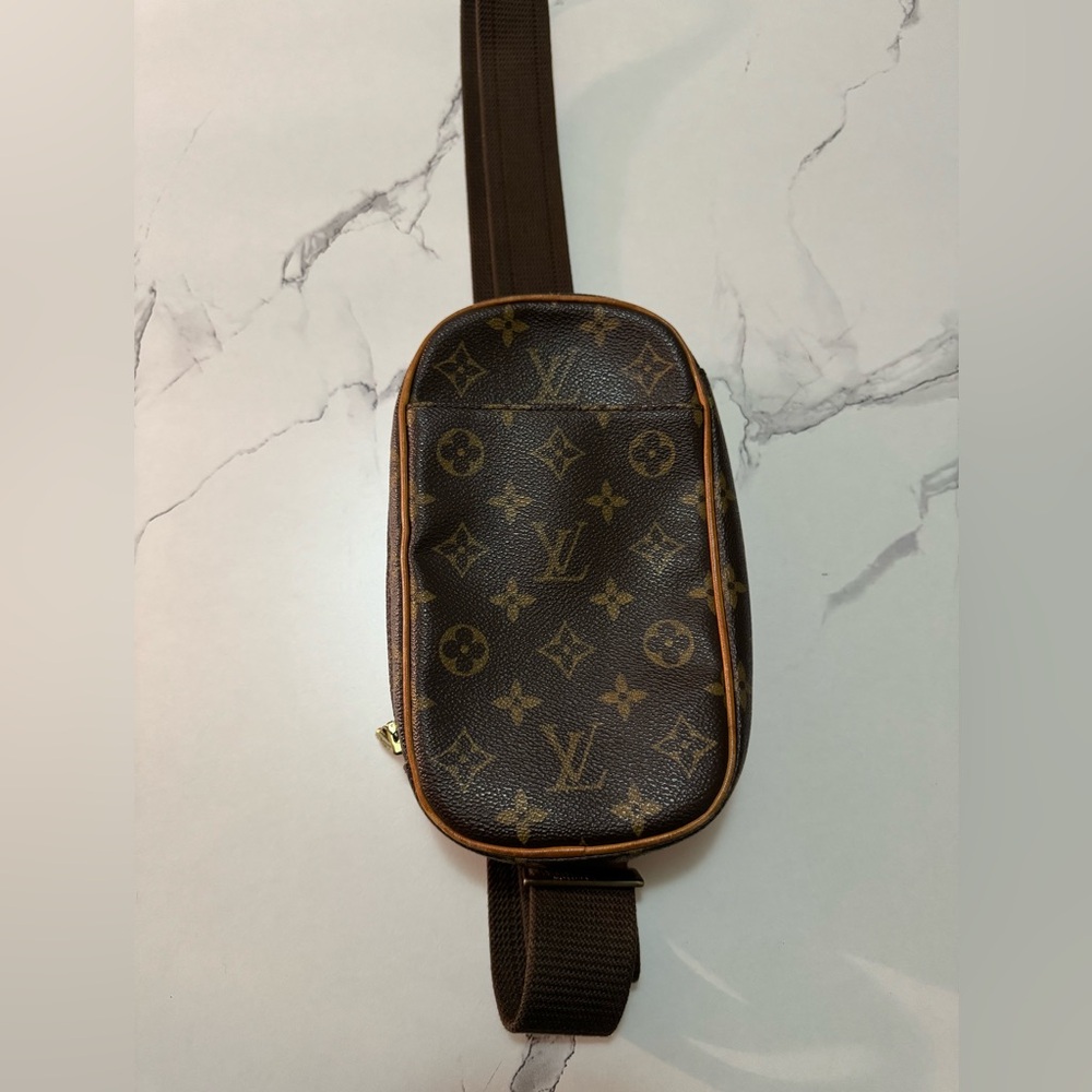 LOUIS VUITTON Monogram Pochette Gange